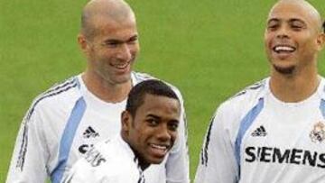 <b>ELOGIOS DEL FRANCÉS A ROBINHO. </b>Zinedine Zidane bromea con Robinho y Ronaldo en un entrenamiento del Real Madrid.