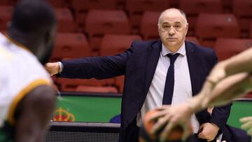 GRAF9064. SEVILLA. 27/10/2020. - El entrenador del Real Madrid, Pablo Laso, durante el partido de la liga Endesa disputado contra el Coosur Real Betis, esta tarde, en el pabellón de San Pablo de Sevilla. EFE/ Raúl Caro