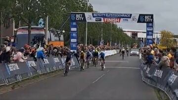 Philipsen celebra su victoria ante Kooij.