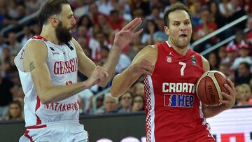 Croatia&#039;s guard Bojan Bogdanovic (R) challenges Georgia&#039;s forward Viktor Sanikidze during the 2015 EuroBasket Group C basketball match between Georgia and Croatia in Zagreb on September 10, 2015.  AFP PHOTO / ANDREJ ISAKOVIC