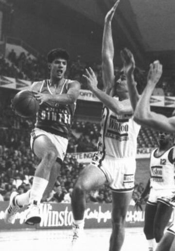 1964-1993 Dražen Petrovic  jugador de baloncesto croata.
Dražen Petrovic murió en un accidente de tráfico cuando un camión se cruzó en el camino de su coche en Denkendorf, una población cercana a Ingolstadt, en el estado alemán de Baviera.
