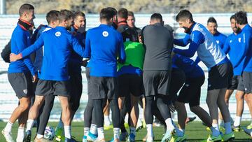Los jugadores del Athletic de Bilbao, durante un entrenamiento.