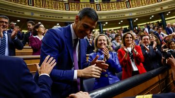 Spain's acting Prime Minister Pedro Sanchez applauds on the day of an investiture debate, as Spain's Socialists seek to clinch a new term following a deal with the Catalan separatist Junts party for government support, a pact which involves amnesties for people involved with Catalonia's failed 2017 independence bid, in Madrid, Spain November 16, 2023. REUTERS/Susana Vera