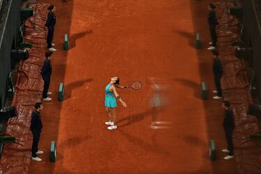 En el tenis, especialmente cuando se juega sobre tierra batida, como en la vida real, no todo es lo que parece. una buena metáfora de ello queda contenida en esta imagen, curioso juego de espejos conseguido en la Philippe Chatrier durante el duelo de semifinales de Roland Garros entre la bielorrusa Sabalenka, en el centro, y la polaca Swiatek.
 