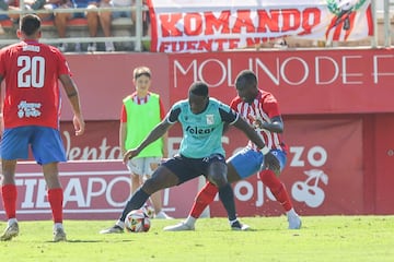 Mwepu .controla el balón ante Diori