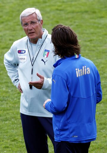 Charlando con Marcello Lippi. El entrenador que le dio la batuta de la selección que se llevaría el título mundial de 2006.