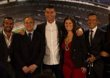 Cristiano Ronaldo con su madre y Florentino Pérez durante el acto de renovación del portugués. Cristiano firmó un nuevo contrato hasta 2021.