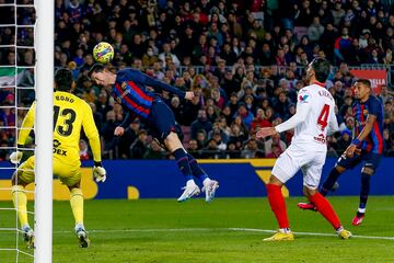 Robert Lewandowski remata de cabeza ante la atenta mirada de Bono y Rekik.