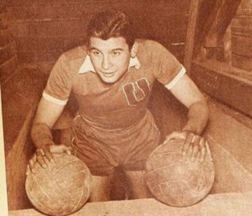 El 19 de enero del 1963 La U vence 6-3 a Colo Colo, con triplete de Campos, que es hasta hoy el máximo goleador de estos duelos con 16 goles en 20 partidos).
