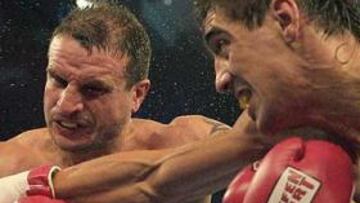 <B>INFERIORIDAD.</B> El árbitro ordenó detener el combate y dio ganador al argentino por inferioridad de Castillejo.