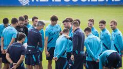 SAN SEBASTIÁN, 12/10/2022.- El entrenador de la Real Sociedad, Imanol Alguacil (4i), prepara junto a los jugadores el partido de vuelta de la Liga Europa ante el Sheriff moldavo, este miércoles en las instalaciones de Zubieta en San Sebastián. EFE/ Javier Etxezarreta
