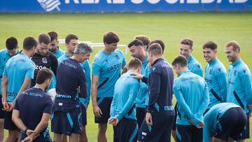 El entrenador de la Real Sociedad, Imanol Alguacil (4i), prepara junto a los jugadores el partido de vuelta de la Liga Europa ante el Sheriff moldavo, este mi¨¦rcoles en las instalaciones de Zubieta en San Sebasti¨¢n. EFE/ Javier Etxezarreta