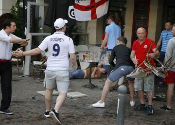 Enfrentamiento entre los ultras rusos e ingleses y galeses en Lille. 