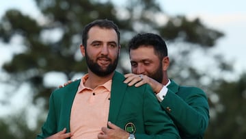 Golf - The Masters - Augusta National Golf Club, Augusta, Georgia, U.S. - April 14, 2024 Scottie Scheffler of the U.S. is presented with the green jacket by Spain's Jon Rahm after winning The Masters REUTERS/Eloisa Lopez