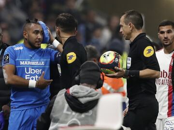 Dimitri Payet recibe un botellazo durante el partido contra el Lyon