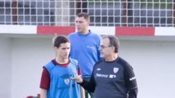 Bielsa con Ander Herrera en la sesi&oacute;n de hoy.