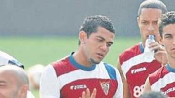 <b>EXPLICACIONES. </b>Daniel Alves justificó ayer a sus compañeros su negativa a entrar en la convocatoria para jugar ante el AEK porque el traspaso al Chelsea era inminente.