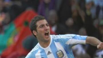 Maradona: "Higuaín tiene cosas de Bati y Crespo"