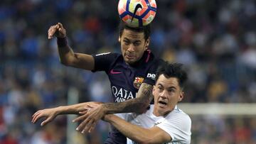 Juanpi, disputando un bal&oacute;n a&eacute;reo con Neymar.