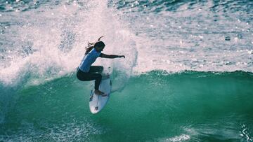 La surfista vasca Leti Canales en una de sus mangas en el Sydney Surf Pro en el que ha sido tercera. 