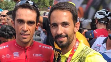 Alberto Contador posa con una de las prendas firmadas de Star Vie con las que busca recaudar fondos para la Fundaci&oacute;n Cesare Scariolo.