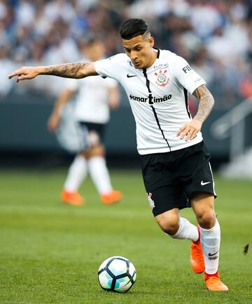 El lateral brasileño fue una de las apuestas de la temporada pasada del Sevilla. Arana dejó el Corinthians a cambio de 11 millones de euros. Esta temporada ha alternado la titularidad con el banquillo disputando 351 minutos en cuatro de los ocho partidos disputados. Número que mejoran a los que jugó en Liga la pasada temporada.