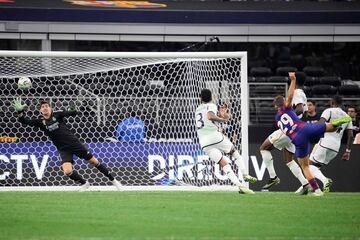 El canterano Fermín López, con un espectacular zurdazo, marca el 2-0.