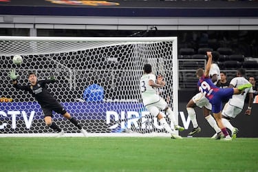 El canterano Fermín López, con un espectacular zurdazo, marca el 2-0.