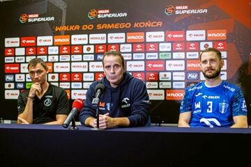 Xavi Sabaté, en el centro, en la sala de prensa,