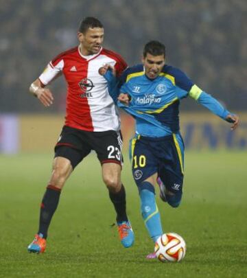 Khalid Boulahrouz persigue a Reyes.