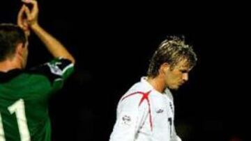 <B>DESOLADOS.</B> Los jugadores ingleses sufrieron una histórica humillación que podría tener graves consecuencias.