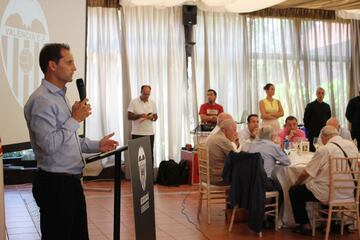 La Asociación de Futbolistas del Valencia se ha reunido este mediodía para celebrar una comida que guardaba un especial secreto. Fernando Giner, presidente de la Asociación, desveló que se había recuperado la bandera original del club confeccionada en el año 1924 y que estaba desaparecida. En la foto, Giner durante la presentación. 

