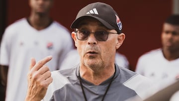 Alfredo Arias, técnico del Medellín, habla en rueda de prensa y se refiere a Santa Fe
