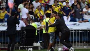 Dos aficionados saltaron de la grada para abrazar a James