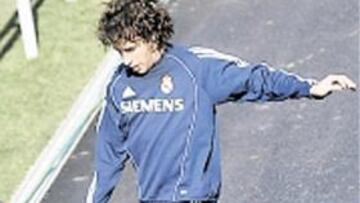 <b>PRUEBA SUPERADA. </b>Raúl trabajó ayer durante 50 minutos con balón. Los resultados fueron muy satisfactorios.