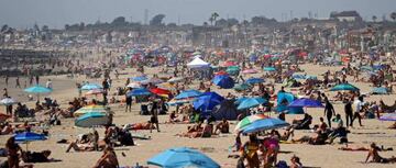 La playa de Newport Beach, California, abarrotada de gente mientras en condados colindantes no estaba permitido debido a las restricciones impuetas para intentar frenar el coronavirus.