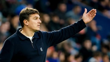 El entrenador de la Real Sociedad, Ion Ansotegi, durante el partido de LaLiga EA Sports entre el Levante UD y Real Sociedad. EFE/ Ana Escobar