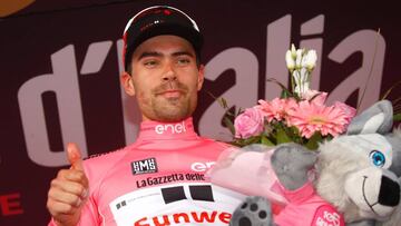 Tom Dumoulin posa con la maglia rosa tras la 18&ordm; etapa del Giro de Italia.