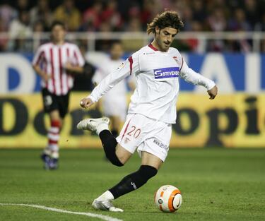 Estuvo en el Athletic entre 1998 y 2003 (cedido en diferente equipos durante tres temporadas). En 2003 fichó por el Sevilla, donde jugó hasta 2007, año en el que volvió al Athletic para terminar allí su carrera en 2012.