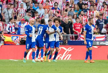 De Paul celebra con sus compañeros el 1-1 anotado al filo del descanso.