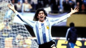 Nace en Córdoba, Argentina, el ex delantero argentino Mario Alberto Kempes.