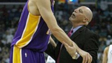 <strong>CONTRATIEMPO.</strong> Gasol se retiró a los dos minutos del duelo entre Hornets y Lakers con un fuerte esguince de tobillo.