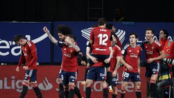 Los jugadores de Osasuna celebran el gol de Torró.