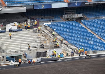 Los trabajos de remodelación del estadio del Real Madrid siguen sin pausa. A unos días del estreno los esfuerzos se centran en el terreno de juego.