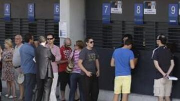 <b>ILUSIÓN. </b>Centenares de malaguistas acudieron ayer a La Rosaleda.