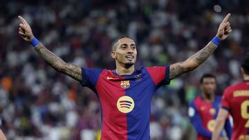 YEDA (ARABIA SAUDÍ), 12/01/2025.- El delantero brasileño del Barcelona Raphinha celebra el quinto gol de su equipo durante el partido de la final de la Supercopa de España de fútbol entre el Real Madrid y el FC Barcelona, este domingo en Yeda, Arabia Saudí. EFE/ Alberto Estévez