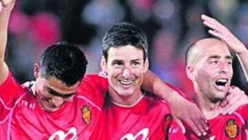 <b>LOS PASES Y EL GOL. </b>Castro y Borja abrazan a Aduriz, el principal benefactor de sus pases.