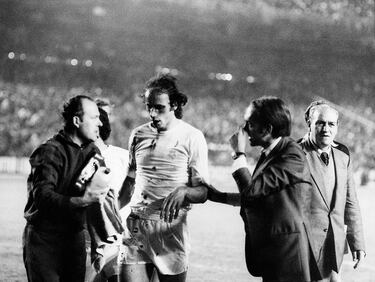 El agresor nunca habló públicamente… hasta décadas después (y sin dar su identidad)
Durante muchos años el Loco del Bernabéu fue casi una leyenda urbana. No fue hasta décadas más tarde cuando aparecieron entrevistas anónimas de un hombre que decía ser el autor, mostrándose arrepentido y explicando que el arrebato fue fruto de la tensión del momento. Aun así, nunca se confirmó oficialmente su identidad ni hubo consecuencias legales tardías.