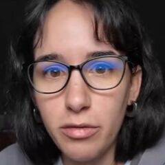 Se lamenta por lo que, según afirma, dicen los franceses sobre los españoles en las comidas