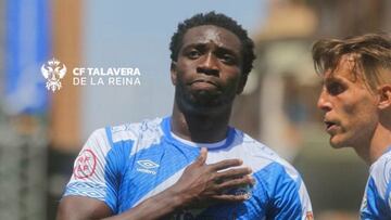 Uzo Adighibe, delantero del CF Talavera, celebra su gol a la SD Logroñés.